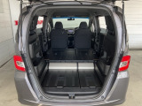 反転式フロアボードを返すと荷室が低床になりスロープが現れるので、自転車などの積載がラクに!