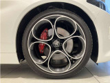 アルミホイール【右フロント】225/40R19 AlfaRomeoのデザインを語る上でも重要な、ダイヤル型5ホールデザインのアルミホイールです。