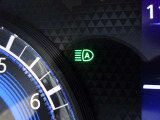 【ハイビームアシスト】先行車または対向車の有無や周辺の明るさなどに応じて、ヘッドライトのハイビーム(上向き)とロービーム(下向き)を自動で切り替えます。