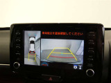 パノラミックビューモニター付きです。車両を上から見たような映像を画面に表示。運転席からの目視だけでは見にくい、車両周辺の状況をリアルタイムでしっかり確認できます。