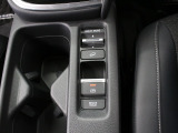 【電子パーキングブレーキ】電子制御のパーキングブレーキと、信号待ちや渋滞に便利なオートブレーキホールドを装備しております。ブレーキペダルから足を離しても自動的に停車状態を保持してくれる便利な機能です