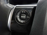 各操作スイッチは使いやすい位置に配置されており、快適な操作性の運転席です。ハンドルも綺麗に清掃済みです。