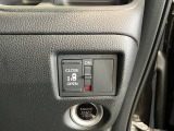 【リア片側パワースライドドア】リモコンなどで自動開閉。Hondaスマートキーを携帯していれば、軽い力で解錠とドアオープンが行えます。半ドア状態まで閉めると、自動的に全閉する機能付き。
