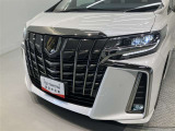 LEDヘッドライトです。デザイン性がよくとても明るいので、夜間の走行や悪天候でも安心です。しかも長寿命!
