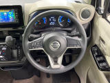 インテリアに合わせたデザインのステアリングは、運転される方のことも考え、運転しやすい形状、大きさです。是非一度、実際に触ってお確かめください。