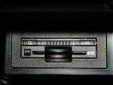 ETC車載器付きです。高速道路の料金所渋滞も解消!落ち着いてスムーズに通過できます。今や必需品の一つとなった装備ですね。
