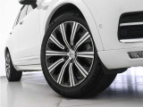 ダイヤモンドカット/ブラック10スポーク9.0J&times;20インチアルミホイール。衝突回避・被害軽減ブレーキシステムやパイロット・アシストなど、数多くの先進安全・運転支援機能を標準装備。