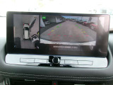 アラウンドビュ-モニタ-装備。上から見下ろしているような映像が表示されるので、車庫入れ時も安心です!