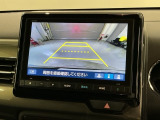 リバースギアに入れるだけで後方の表示へ切り替わります。夜間や雨の日の駐車も楽になりますよ。