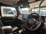 ステアリングを握ればJeepワールドが目の前に広がります。