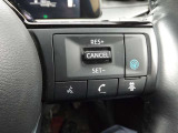 プロパイロットは、運転者が設定した車速を上限に先行車と車速に応じた車間距離を保ちながら、車線中央付近を走行するための運転操作を支援します。