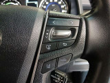 ステアリングには運転中でも簡単に操作できる各種スイッチついてます
