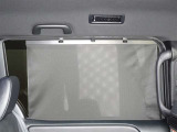 セカンドシートの窓ガラスには日よけのシェードを装備しています。強い日差しのカットに、プライバシー対策としても重宝します。