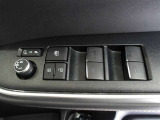 パワーウィンドウスイッチで運転席から全席の窓の開閉ができます。