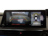 バックモニター付きで慣れない駐車場や車庫入れをサポートします。