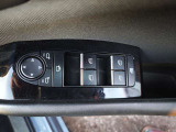 パワーウィンドウです!運転席でラクラク操作できます。