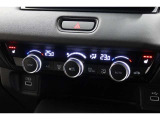運転席と助手席の温度設定の変更が可能な左右独立タイプのデュアルエアコンです♪♪♪暑がりな人・寒がりな人も誰もが車内を快適にお過ごしいただけます♪♪♪