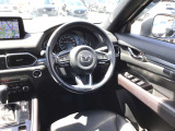 ドライバーが心に余裕をもって運転に集中できること、助手席や後席からもすっきりと前を見通せる空間の起点となり、全員が安心してドライブを楽しめることをモットーにシンプルなレイアウトとなっています。