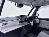 ダイハツのお店では、ダイハツ車を知り尽くしたプロフェッショナルが、専用の診断機器を使って各システムを点検しております。