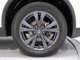 アルミホイールを装備、タイヤサイズは225/60R18です。