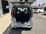 【ラゲッジスペース】シートがそのままの状態でもお荷物が載せられて便利です☆