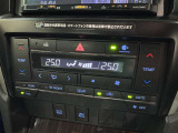 左右独立温度コントロールフルオートエアコンです。運転席、助手席それぞれで独立して温度設定ができます。冷え性の方が乗っても安心ですね♪