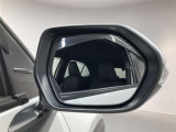 ブラインドスポットモニター(BSM)を装備しています。隣を走る車両が死角に入るとミラー内LEDインジケーターが点灯。さらに、ウィンカーを出すとインジケーターが光って点滅して注意を促してくれます。