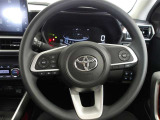 快適な操作性の運転席、ハンドルも綺麗に清掃済みです。もちろん安全を守るエアバッグも装備しているので安心してお乗りいただけます。