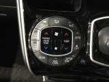左右独立温度コントロールフルオートエアコンです。運転席、助手席それぞれで独立して温度設定ができます。