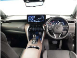デザインもよく、居心地のよい運転席ですね。分かりやすいスイッチ類ですから操作もしやすく運転をサポートします。ぜひご来店いただき、実際にお座りいただいてステアリングを握ってみてください!