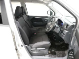 運転席はベンチシートタイプでゆったりとしております!
