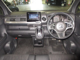 握りやすいハンドルには、オーディオコントロールとクルーズコントロールスイッチが装備されており、ハンドルから手を離さずに操作が出来ます。感覚で操作ができて便利で安全ですね!