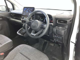 運転席周りのレイアウトをご覧ください。ナビゲーションが綺麗に装着されすっきり収まってますね!