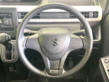インテリアに合わせたデザインのステアリングは、運転される方のことも考え、運転しやすい形状、大きさです。是非一度、実際に触ってお確かめください。