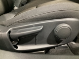 運転席にはドライバーの体型や好みに応じて前後方向だけでなく、高さの調整ができるシートリフターを装備!