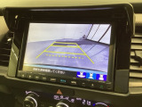 リバースギアに入れるだけで後方の表示へ切り替わります。夜間や雨の日の駐車も楽になりますよ。
