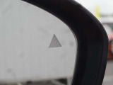【ブラインドスポットモニター】走行中、車両後方の死角になりやすい箇所に後続車が接近するとサイドミラーのレンズに警告を表示!ドライバーに注意喚起をしてくれます。