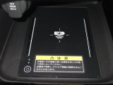 ワイヤレス充電器がついています。対応スマートフォンを置くだけで充電が可能です。