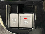 指先だけで簡単に操作が可能な電動パーキングブレーキを採用。「HOLD」スイッチを押すと、渋滞や信号待ちなどでブレーキペダルから足を離しても、ブレーキを保持するので安心です
