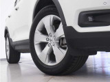 シルバーの5スポーク7.5J&times;18インチアルミホイール。衝突回避・被害軽減ブレーキシステムやパイロット・アシストなど、数多くの先進安全・運転支援機能を標準装備。