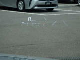 カラーヘッドアップディスプレイ付き。少ない視線移動で情報を確認できるので、運転の疲労軽減に繋がりますよ♪