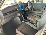 MINIのシートは体を包み込むようなデザインになっているので長時間運転しても疲れにくい設計です。