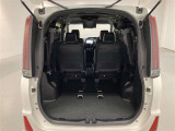 3列目シートは跳ね上げ式で折りたたみ可能です。キャンプ用品など大きな荷物もばっちり収納可能です。