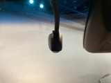 【ドラレコ】万が一の瞬間を映像で記録し、言葉だけでは伝えきれない状況を正確に形に残してくれます。運転中の不安を「見える安心」に変えて、毎日のドライブを心強く支えてくれる装備です。