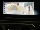 【全方位型モニター】クルマを上空から見下ろしているかのように、直感的に周囲の状況を把握できる全方位型モニター。狭い場所での駐車でも周囲が映像で確認できます。