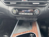 車内の温度管理がワンタッチで簡単に出来るのがオートエアコンです。これでいつでも快適ドライブが出来ますね!前席にはシートヒーター付きです