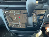 シフトレバーは簡単操作で運転もしやすくなっております。