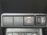 【電源コンセント】非常時やキャンプなどに役立つAC100V/100Wコンセント付きです。