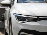 【IQ.LIGHT】 対向車や先行車のドライバーを眩惑することなく、前方の路面と路肩を広範囲に明るく照らすことができるマトリックスLEDヘッドライトを装備。快適なドライブをアシストします。