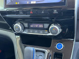 エアコンはオートエアコンです(^-^)温度調節も細かくできるので車内を快適な温度にできますよ(*^^*)人気の装備です☆